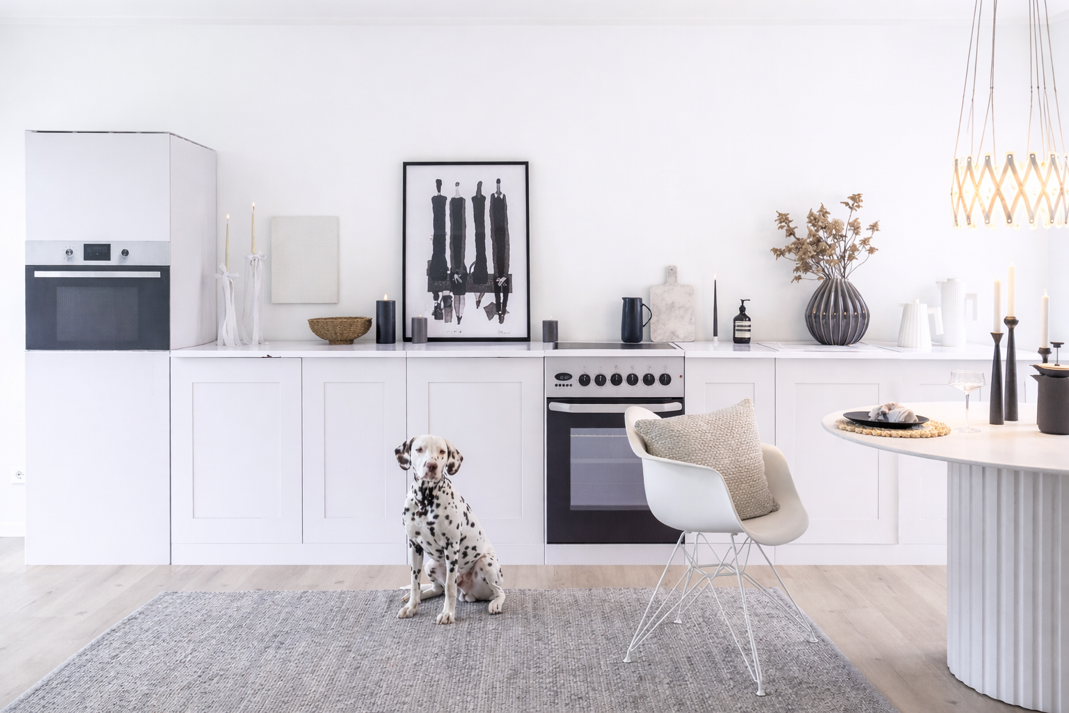 Home Staging Küche in Schneeweiß – minimalistische Küchenattrappe für helle Immobilieninszenierung